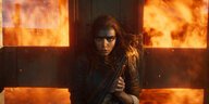 Anya Taylor-Joy in "Furiosa: A Mad Max Saga" im Hintergrund lodern die Flammen